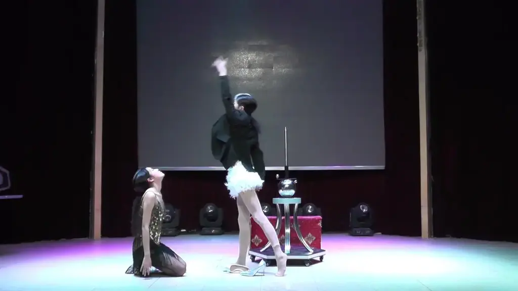利剑穿人完整版 剧情：<br><br>这时女助手忽然狡黠一笑，说：“魔术师，这个魔术其实大家都看过好多遍了，都知道是怎么变的，但是，我们这个魔术不是常规流程，是不是？”<br>女魔术师回答：“对，我们这个利剑穿身与传统的不一样。与之前某魔术师所揭秘的完全不同”<br>"女助手笑着说：“既然不一样，为了证明这点，我们现在反过来，你上道具，怎么样？”<br>女魔术师有些意想不到，连连摇头说“不行”，女助手趁机催眠魔术师。抬上了道具。<br>脱鞋，挠脚心证明确实被催眠。<br>"女助手抓住魔术师脚踝慢慢旋转两圈，猛地甩出，魔术师应声被穿透，然后表情痛苦，四肢胡乱挣扎一段时间后缓慢停止挣扎（可类比[不可描述]那种）四肢自然下垂。<br>旋转自然停止，女助手调整角度，使魔术师侧面对向观众。<br>魔术师醒过来，发现自己的袜子被脱下，恼羞成怒，魔术师夺回自己的丝袜。手在女助手眼前一晃，女助手随即跪在女魔术师面前，嘴巴半张，魔术师将袜子塞入女助手嘴中，顺势往侧面一拨，女助手倒地。魔术师离开房间。<br>视频较短，不喜勿拍。