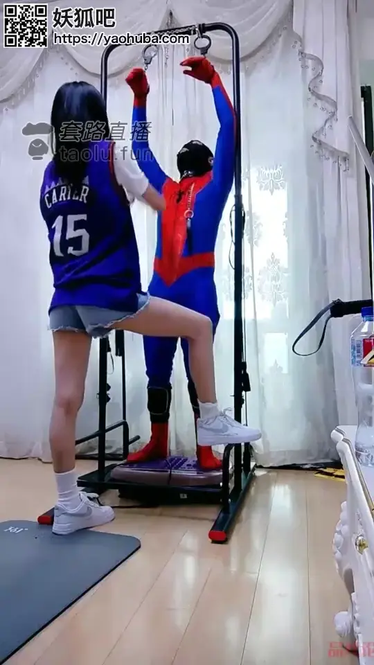 【暴力美学S】白鞋白袜大长腿虐废红蜘蛛 【暴力美学S】白鞋白袜大长腿虐废红蜘蛛<br>创作;【暴力美学S】原创作品<br>描述;【暴力美学S】白鞋白袜大长腿虐废红蜘蛛,喜欢的千万不要错过啊，大家支持一下吧