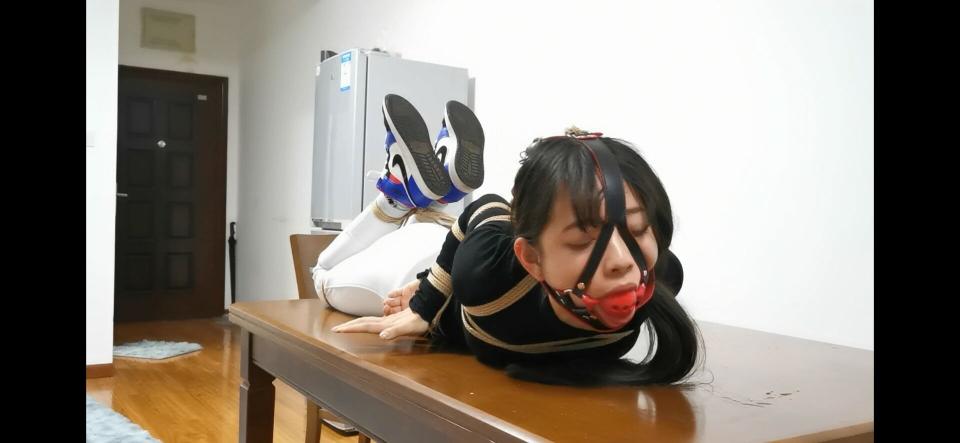 奥特曼也很酷：国外客户定制，珊珊的紧缚放置，马具口球+驷马牵引 一位国外客户定制的关于珊珊的紧缚放置，感谢大家支持~~~~<br>定拍，约拍，购买约绑攻略请加QQ：255465292  VX：Jfsy2019