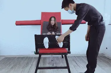 【樱束原创】《老虎凳上橡皮筋虐足》恋足福利来了!漂亮性感小姐姐穿着制服超短裙,大长腿,小蛮腰,头戴大木咖＋手铐＋脚咖＋足部TK＋小白袜＋原味堵嘴＋橡皮筋弹脚趾/脚心/大腿,撕心裂肺的惨叫 剧情简介：恋足福利来了!漂亮性感小姐姐穿着制服超短裙，大长腿，露出小蛮腰，脖子上带着大木咖手上戴着手铐，被绑在老虎登上，原味堵嘴，脚也被高难度脚枷固定住，脱掉鞋子只剩小白袜TK，脱掉袜子后再裸足TK！老虎凳上的脚枷锁住根本没法动弹，觉得不过瘾再拿来一大把橡皮筋紧紧的绑着10个白嫩的脚趾头上固定强拉着，疼的小姐姐死命的喊叫！橡皮筋的收缩力破坏力真不是一般的强啊···这还不算高，再用十几根橡皮精固定在脚趾和脚心上，狠狠的用力的拉扯到最大的长度再狠狠放开弹到每个脚趾和脚心上！那呜呜的惨叫声听着真的是太美妙了，老话说的好！真是是指连心啊····就这样来回不停的死劲拉再弹，惨叫声一声比一声高！小脚被弹的通红，拿着橡皮筋又来到露出的白嫩的大腿根部，用橡皮筋死劲死劲的弹，大腿上的肉都被弹得红肿了一大片，模特自诉第二天脚都还是很疼走不了路·············