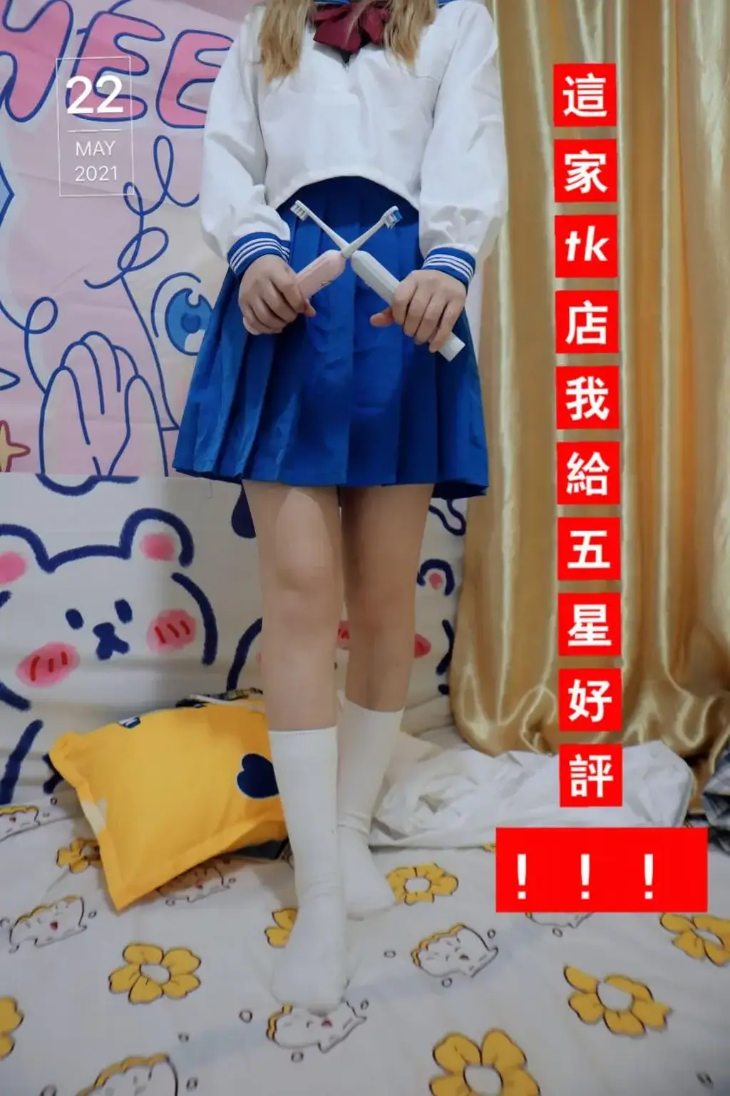 《荷仙fairy定拍剧本》小羊入虎口，双马尾水手服美少女一蹦一跳的主动到店里小心翼翼的寻求按摩的tk旅套餐，被绑着tk一直不停的在咯咯咯的笑（裸足＋白棉袜） 一个双马尾美少女找到了一家tk店，于是她在一天劳累的体育课之后 放学来到了这家店<br>少女走进这家店后，有个店员走了上来，问到：“你需要什么服务嘛？”。她说：“我想简单按摩一下，或者tk我可以吗！”店员说到：当然可以啊，你跟我来。说着，带着她进入了一个房间，让她躺在床上。首先店员先脱下了她的鞋，然后开始用手指搔动着她的脚底。一开始她的反应并不激烈，但当店员的手指碰到了她的脚趾，只见她猛地一颤，扑哧一声笑出了声。<br>店员见状，笑了笑说：“你的脚趾挺敏感的啊，很怕痒嘛，那我们今天就主要挠你脚趾了哦”说完，转身拿个了牙刷在她脚趾上刷起来。脚趾，脚趾缝一个都没落下，一点一点的细细的挠了个遍。然后，店员用手扳住她的脚趾，拿起了大刷子狠狠的刷着她的脚底和前脚掌。<br>过了一会，店员说道：“你自己把脚绷住吧，别乱动，我这么按着你好累的”于是，她只能苦苦的忍受着脚底的瘙痒，却还要主动把脚绷起来送给别人挠。<br>接着，店员又拿了一个圆筒梳子，把她的双脚合起来夹住这个梳子，然后快速的前后挠动起来。她一边笑着一边说道：“快，太爽啦，快继续挠”。店员把电动牙刷夹到了她的脚趾里，按住，牙刷头疯狂旋转着。<br>解压码HXSN 改后缀为mp4就ok啦<span style='color:#b0b0b0;'>[隐藏文字，购买后可见]</span>