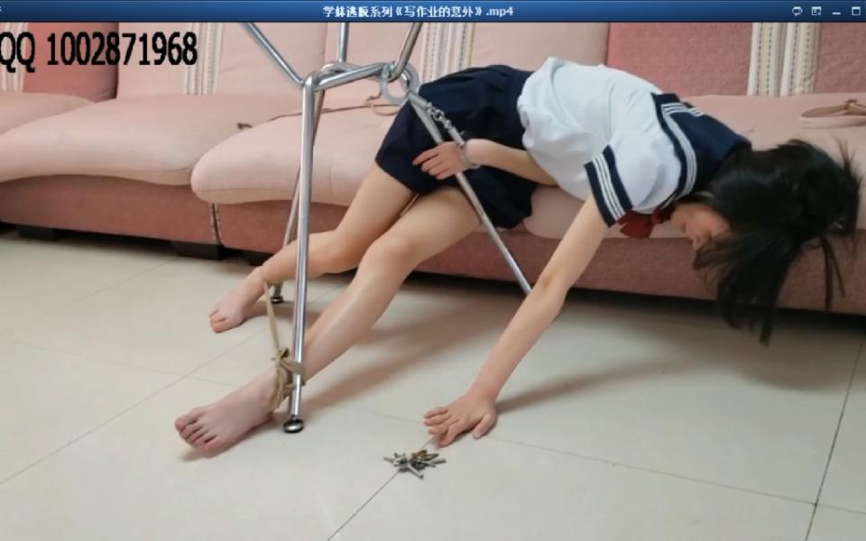 学妹逃脱系列《写作业的意外》 片长17分钟，1080p全高清拍摄。大致剧情如下《道具&人物:<br>学妹：jk制服 白色及膝袜（或纯白过膝袜）（天鹅绒的那种，不要太透肉）、手铐、绳子、jk小皮鞋、黑色低帮帆布鞋（如果我买的鞋子没到的话）<br>歹徒：黑色鸭舌帽、戴口罩、手帕。歹徒全程不要说话<br><br>剧情：<br>学妹莹莹穿着jk制服，小皮鞋，中筒袜、坐在课桌边写作业，突然听到开门声，开门时一个蒙面歹徒使用沾有迷药的手帕将其嘴捂住，莹莹挣扎后昏倒（挣扎必须真实，需要付出反抗的声音）。<br>劫匪用手铐将学妹莹莹的一只手拷在桌子腿上，（手铐钥匙放在距离学妹勉强能够到的地方），将另一只手捆在在桌子腿上（绳子不要捆太紧（绑个一只手能解开的活结），以方便她挣脱），脱掉鞋子和袜子（要拍出来），将两条腿分别绑在桌子腿上，歹徒进入卧室翻箱倒柜后一无所获，只能带着莹莹小皮鞋和过膝袜离开....<br>学妹莹莹醒来惊恐的发现自己被绑架了，求救无人应答，只能慢慢挣脱了一只手，费劲的去拿到放在地上的钥匙，多次尝试未果，试着用脚取钥匙，最后费了很大力气才拿到钥匙，解开手铐与腿部的绳子，发现自己的鞋袜都被劫匪拿走了，只能走向角落找到帆布鞋（白色短袜放在帆布鞋里）穿上短袜和鞋子然后报警，委屈的莹莹趴在沙发上面大哭起来.....》本片为一往情深绳艺工作室定拍作品，版权所有，定拍咨询qq1002871968  欢迎定拍约拍咨询交流。“网盘文件为压缩包，统一解压密码ywqs”