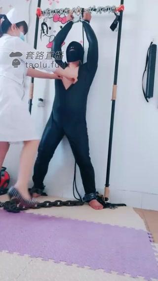 【月月S】柳丁鞋护士装骑马舔脚，扎[不可描述]，狠虐 【月月S】柳丁鞋护士装骑马舔脚，扎[不可描述]，狠虐<br>创作：【月月S】原创作品<br>描述：【月月S】柳丁鞋护士装骑马舔脚，扎[不可描述]，狠虐<br>
