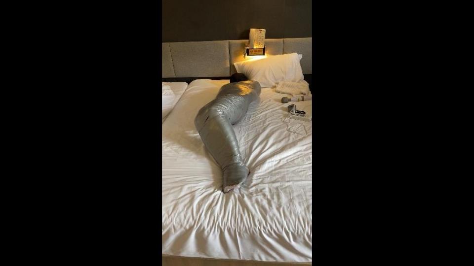 pvc胶带木乃伊+丝袜套头+AV棒固定榨汁+电击 北京m来体验胶带木乃伊，先一层保鲜膜打底 然后胶带全身缠绕 丝袜套头 刚开始绑好还不老实来回翻滚 直接绳子固定 AV棒榨精 地狱一般的体验 小m全程哀嚎求放过、、、<br>作者;黑魔法师<br>qq；2946045390<br>京津冀地区有喜欢真空床 真空柜子 木乃伊全包的 可以加我交流