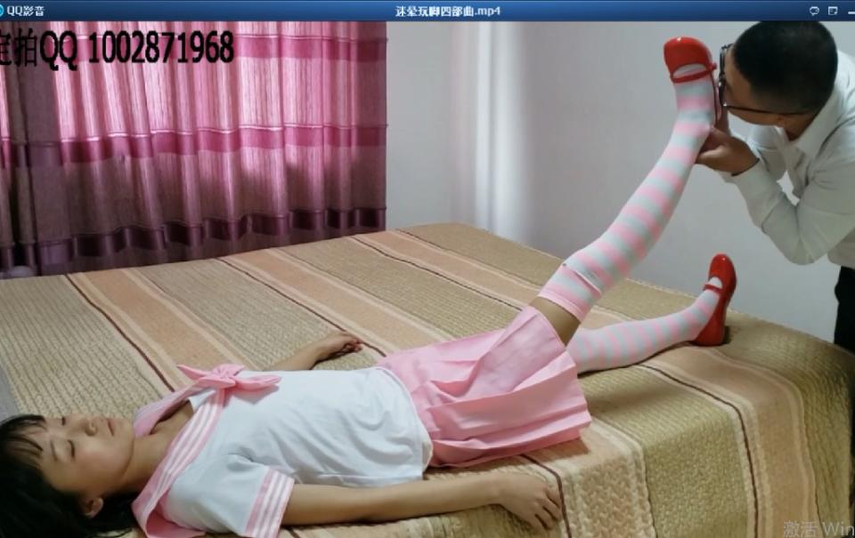 迷晕玩脚四部曲 片长38分钟，1080p全高清拍摄。本剧详细记录了美女被各种方式迷晕后舔脚，猥亵，换衣换袜，被变态用脚做足xx发泄，超级真实，细节近景镜头到位，是一部不可多得的迷晕恋足大作，喜欢此类的同好不可错过.....本片为一往情深绳艺工作室定拍作品，版权所有，定拍咨询qq1002871968  欢迎定拍约拍咨询交流。“网盘文件为压缩包，统一解压密码ywqs”
