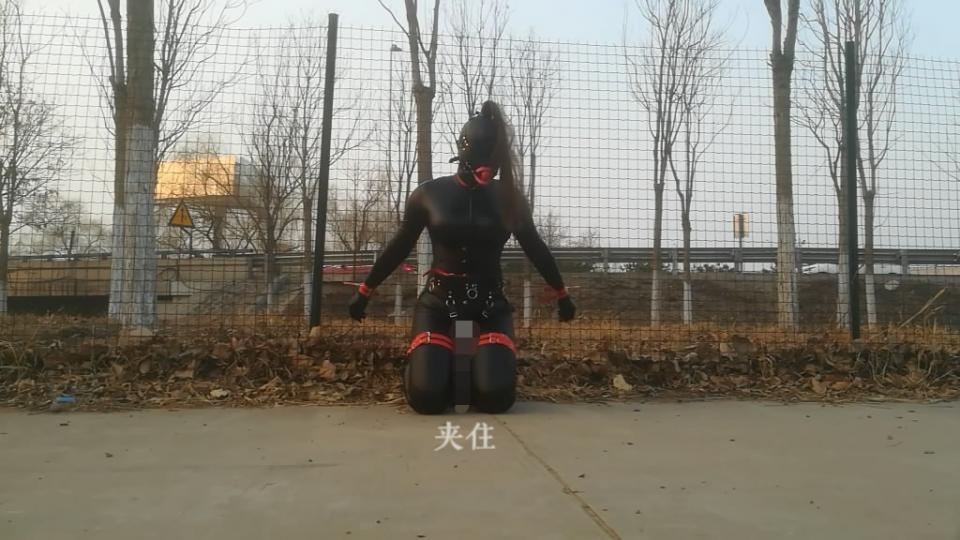 17 伪娘子初 公园露出 偶遇问路人 本视频拍摄于2021年春，坐标北京<br>学校后面有一片似乎是完全没有人的公园<br>于是就驱车前往拍摄漆皮少女的露出视频<br><br>结果还是遇到了好多人，找了一个安静的角落把自己包装好。体验感官封闭下的露出