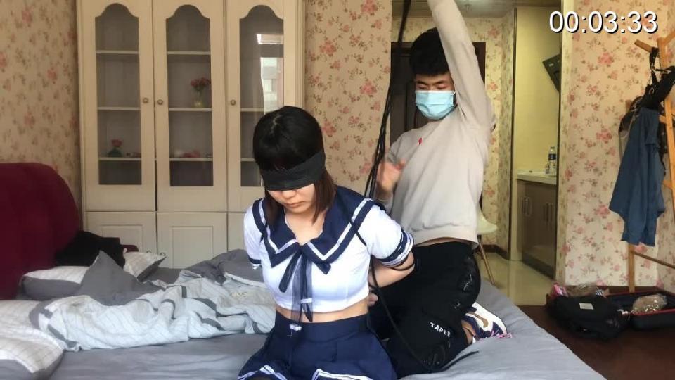 【酱酱喵】可可捆绑日常 可可的捆绑日常本来想绑M腿的可惜可可的腿受伤了·只能换驷马了 嘴里塞满丝袜然后用胶布缠几圈 绑上股绳开始折磨可可 揉胸挠痒等等  【酱酱喵】欢迎大家来订拍约拍 想来体验的也可以联系我们＋1446956255 交流的地方7393199740