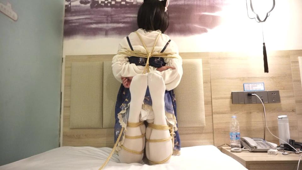 [坎喵]白丝lolita折腿靠墙捆绑放置+鞭打+zdb调教 哈喽，这里是坎喵，是个努力想要变可爱的男孩子~<br>好久么有更视频啦，先报个歉~因为是玩的时候顺便记录的视频，所以更新频率比较随缘，还请见谅orz<br>（但是推特会更得比较频繁~图片和长度比较短的小视频什么的~）<br>这次是一次约玩的视频记录~是lolita白丝猫耳~<br>主要是折腿缚然后靠墙直立调教~这个姿势超累的，得一边挺着身子一边保持平衡，同时还得忍受鞭打和棒棒orz<br>前面还有一小段交叉腿驷马~<br><br>网盘传源文件会挂，所以传了压缩包，如果可以尽量用林子的保管库下载叭<br>另外推特和林子同名，推特ID @NekoSao3,会经常更新涩图和小视频，欢迎关注一下鸭~<br><span style='color:#b0b0b0;'>[隐藏文字，购买后可见]</span>