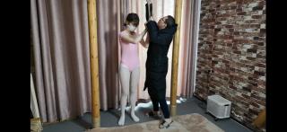 体操服捆绑tj 杨蕊小姐姐，体操服捆绑tj妹子双手吊起来 进行木棍 zdbtj非常敏感的一个小姐姐摸都摸不得那种..........有视频问题应聘、1956710853