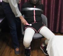 运动服白丝强高游戏 运动服白丝强高游戏预告片，把妹子捆绑在椅子上，穿着运动服白丝强制gc游戏妹子很敏感不一会儿就gc了，全程妹子丝袜套头成为一个被调教的奴隶:有视频问题，绳艺交流 应聘,q1956710853