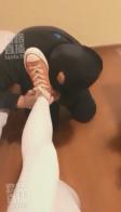 女王-男M舔白丝帆布鞋 一个带头套的男M舔白丝帆布鞋<br>女王的名字记不太清了，有知道的评论区说一下