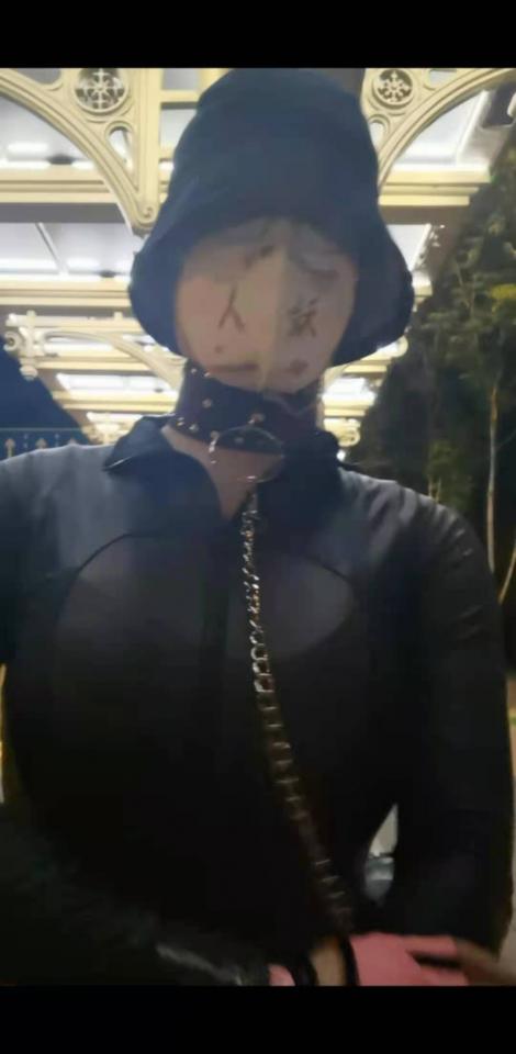 乳胶小伪娘的自我玩耍【03】【人妖外出篇】 懒懒的第三部终于来了，好懒。这次不是乳胶，是【皮衣】【皮裤】【皮革】品类的，胶衣外出有待下次。嘴里是穿过的酸臭丝袜和医用胶带，密封严格；假发和黑色帽子；口罩是特制款式，大大的黑底荧光的【人妖】字样和求聊以及qq号；然后是D杯大义乳，运动紧身衣，项圈狗链，皮裤和皮革，里面是黑色打底，外加9厘米高跟凉鞋短靴。最外面皮质风衣加上白色性感小包包。<br>穿好出门，出门时间十点多接近十一点的样子。<br>在路上，商场附近，公交站附近好好溜达了一圈。偶遇了不少路人，可惜都靠得不算太近，不过至少应该有十个人看过这身了，很刺激，也很失落。【重点】【都是户外闲逛和偷瞄路人，无事发生，好可惜。】喜欢的可以查询小说【乳胶小伪娘的日常】，公交站部分。比心~<br>另外，哈尔滨或者想聊的可以加QQ,附赠本次外出整理的花絮【其实也没啥！嘿嘿~】