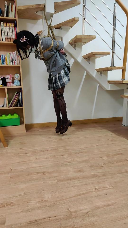 [坎喵]黑丝JK悬吊电击挣扎调教 哈喽，这里是坎喵，是个努力想要变可爱的男孩子~<br>继续清理一下库存~<br>这次是黑丝JK悬吊~前半段是单纯悬吊，后半段是电击~<br>吊得比较简单，只有一根吊绳连接上半身的绳子，另一根吊绳连接股绳，吊点很少，受力非常集中，因此吊缚感很强，同时也没法坚持太久~<br>前半段的纯挣扎已经耗费了我大量的力气了，后半段的电击简直就是折磨orz<br>网盘传源文件会挂，所以传了压缩包，如果可以尽量用林子的保管库下载吧<br>另外推特和林子同名，推特id:@NekoSao3，会经常更新涩图和小视频，欢迎关注鸭~<br><span style='color:#b0b0b0;'>[隐藏文字，购买后可见]</span>