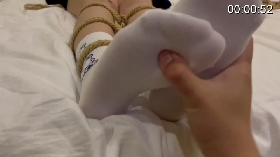 水手服妹子被捆绑挠脚，还用上了电击！ jk是命原创，加v联系作者<br>被驷马捆绑后脱鞋子挠痒，觉得不够袜子也脱掉了！，脚趾也被紧紧绑住，嘴里塞着口球不能叫喊，最后还用上了电击器！