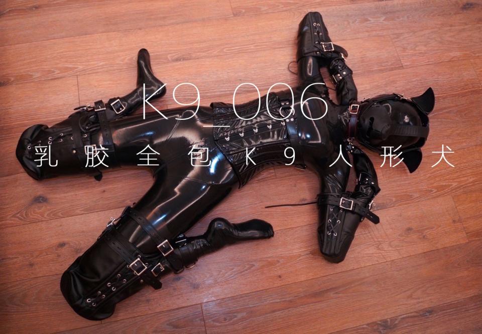 【泉蜜蜂】闪闪工作室  乳胶全包K9人形犬  两层狗头遛弯玩耍 全包的乳胶衣加上K9人形犬装备终于来了<br>乳胶的压迫感和手脚对折的拘束，对于妹子来说考验非常大<br>为妹子穿好一整套K9套装后，再给带上皮革的狗头，这样第一形态的K9完成了<br>看着她在房间里爬动，做了个小玩具丢出去让她捡回来<br>这个游戏她似乎很喜欢，积极地爬出去捡回来交到我手上<br>也因为运动量太大，回来后就趴我大腿上不停喘气<br>这么可怜的狗子当然要怜爱一下，让她靠在我腿上被我疯狂蹂躏身体<br>然后脱下皮革狗头，换上乳胶狗头，这样就是双层压迫了<br>同时也在敏敢部位贴上了电击器，启动起来再让她爬行<br><br>------------解压密码购买后可见--------------<br><span style='color:#b0b0b0;'>[隐藏文字，购买后可见]</span>