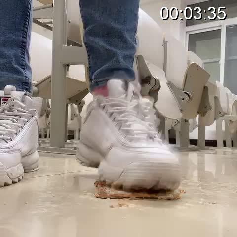 把面包放在fila运动鞋下面踩踏，贱狗，很想吃吧！ jk是命出品，面包放在fila运动鞋下面踩踏，贱狗，很想吃吧！