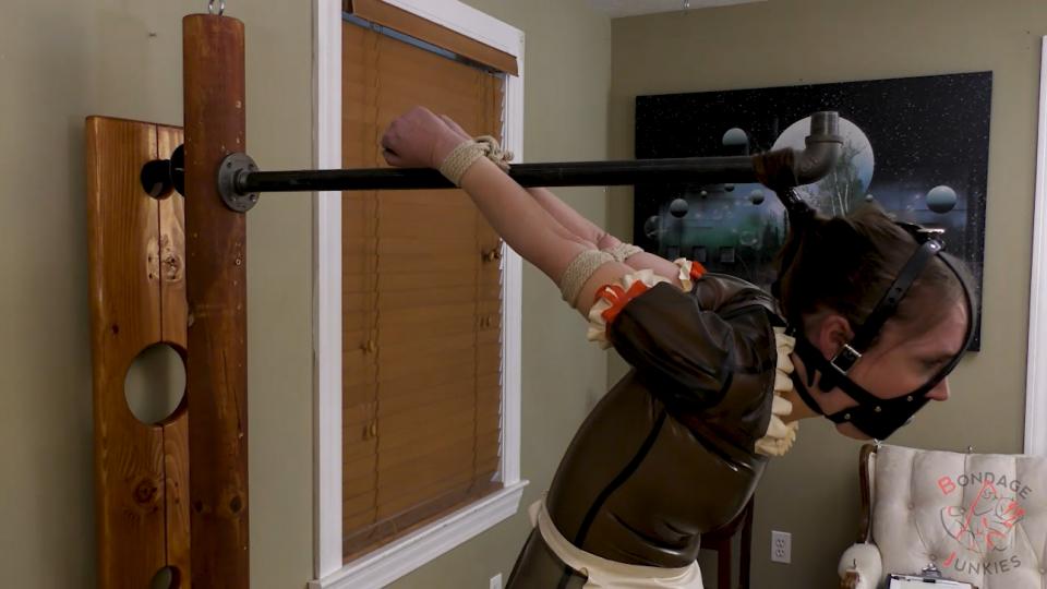 Rachel vs. Maid Storage Rachel vs. Maid Storage<br>device, hairtie, latex-rubber, predicament, rigging, rope, strappado, trainergag<br><span style='color:#b0b0b0;'>[隐藏文字，购买后可见]</span>