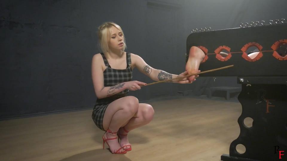 Оliviа's rеvеngе - оf Каtе Аnimа's sоlеs Раrt 1 The girls switched places, now Kate Anima is destined to endure what she did with Olivia.<br>Olivia is a torturer for the first time and in this video, she canes soles of the bound Kate Anima. Olivia also applies Wartenberg's pinwheel on her victim's feet. At the beginning of punishment, Olivia's punches aren't strong, but over time, she gets a taste and makes tougher strokes.<br><br><span style='color:#b0b0b0;'>[隐藏文字，购买后可见]</span>