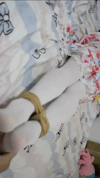 【荷仙Lotus定拍之作】 因为穿山lo裙被罚做运动（仰卧起坐和平板支撑）一边做还要一遍被挠也是服 后面被绑在床上继续欺负 ps中途因为太怕痒了，挣扎的幅度又很剧烈结果白丝小脚把绳子挣脱了，挣脱的时候 一个小lo娘（因为穿山lo）被罚穿着白丝绑着腿做仰卧起坐和平板支撑！！加入gif<br>在运动期间还要时时刻刻被挠的不停，只能一边笑一边做，tk脚掌脚后跟<br>心里mmp骂了定拍者无数遍，没办法只能继续做运动<br>刚做完还没来得及喘口气又继续被绑在床上开始新的一轮tk<br>挠全身，但是这只山lo娘又特别怕痒，一直hhhh的笑，<br>后面又戴上了口球，只能发出呜呜呜，继续开工！！！挣扎的幅度超级剧烈<br>中途因为太怕痒了，白丝绳子被挣脱了小lo娘带着口球还在笑<br><span style='color:#b0b0b0;'>[隐藏文字，购买后可见]</span><br>定拍qq2629810035