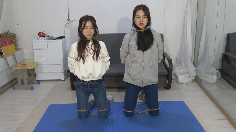 美束映画定拍两个大美女，甘然和阿荣。身材与颜值都很棒。分别两套服装，休闲牛仔，OL裙装。丰富的元素展示，反扭，抓捕，反铐，画押，押解，五花大绑，赤脚，驷马挣扎等。喜欢的可以看看。 美束映画定拍两个大美女，甘然和阿荣。身材与颜值都很棒。分别两套服装，休闲牛仔，OL裙装。丰富的元素展示，反扭，抓捕，反铐，画押，押解，五花大绑，赤脚，驷马挣扎等。喜欢的可以看看。