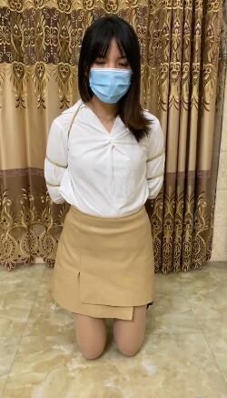 贩毒的少女周涵 下 贩毒少女周涵，被警方抓获，从被捕、到戴重镣，宣判，到最后五花捆绑执行死刑。周涵首次五花捆绑，欢迎大家多多支持周涵！<br>周涵委托出售，周涵定拍QQ：2383746893