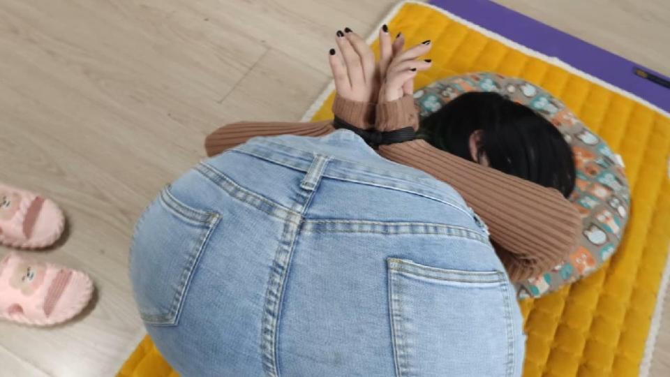 丰臀美女3 唯美之家拍摄的反扭题材，喜欢反扭的朋友不要错过<span style='color:#b0b0b0;'>[隐藏文字，购买后可见]</span>