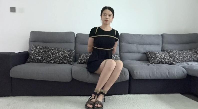 灰鸟定拍 新模夏天初次捆绑实录 1小时22分钟，主要讲新模夏天的初次捆绑，首先是五花捆绑，双重捆腿，然后在来个欧式捆绑，最后戴手铐和重镣。欢迎大家支持！