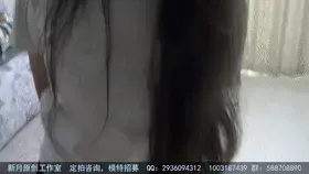 【新月原创】剧情向 引狼入室的女孩 玉箫妹妹肉丝 手铐+捆绑放置 各种欺负 【新月工作室】定拍交流QQ：2936094312 （备用）1003187439原味找她：2389316626玉箫妹妹！<br><br>想体验被捆绑的玉箫妹妹约了绳师到家里来玩，进门就被手铐铐住了，当然，她满脸兴奋。等待着自己期待中的捆绑。<br>被绑在椅子上的她，心里还激动不已，可是发现绳师并没有老老实实按约定只是绑着自己，反而在她大腿上摸个不停，玉箫妹妹有点心慌了。<br>“干嘛呀？你不是说了只绑不碰我的？”<br>“只绑不碰我来找你浪费时间？”绳师说着就各种抚摸大腿起来，特别是那白嫩的脚丫也被反复揉搓之后，玉箫妹妹知道自己这下搞大了。<br>“好了好了，我不玩了，你乱来的，快点放开我。”<br>“你想得美！”<br>把玉箫妹妹从椅子上解开下来，给她绑了个股绳，牵着她往房间里跳，玉箫妹妹又急又气，但一点办法没有，在自己房间里被捆着丢在床上，各种挣扎无果，还被挠了脚，被摸了，她也吓到了。<br>“好了好了，放了我吧，不玩了，我也不怪你可以没有？”<br>“让我白来一趟么？不行。”<br>“你到底要怎么样啊？”<br>“这样吧，我看看有什么值钱的东西，带走当你给我的谢礼好了，对了，这绳子送你，你慢慢玩吧。”<br>说完，绳师给玉箫妹妹一个亲切的驷马，离开了。<br>“别走啊！！快点放开我！！！！”
