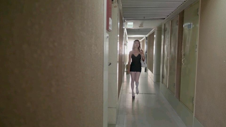 《4K映像作品》〖剧情向〗琪琪后手并腿紧缚地板放置+ 沙发上M腿缚，白丝袜勒嘴.口球流口水。 ​4K映像的模特“琪琪”，内容:白色丝袜 堵嘴 口球流口水<br>​视频时长:00:32:28