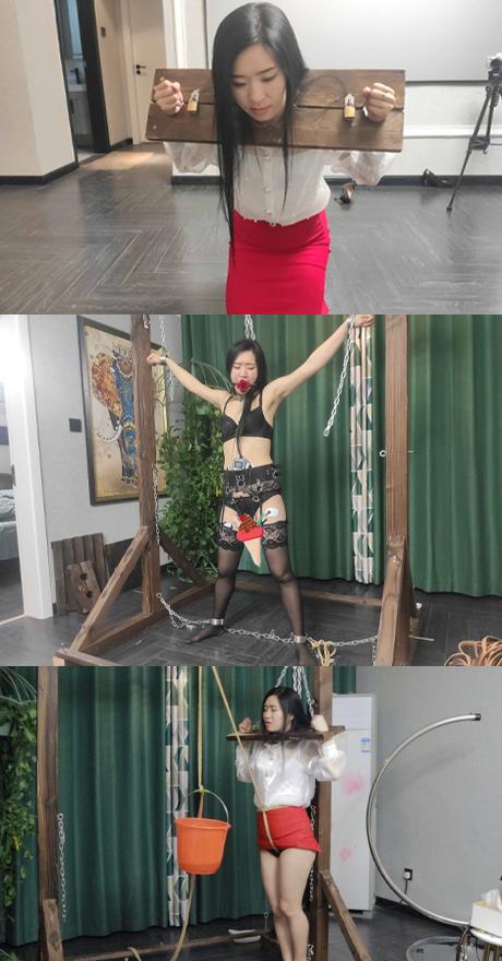 妻奴周末小调 枷锁固定 内裤套头羞辱 强制口球 水桶吊股绳（骑绳）单手套后手吊缚 刑架大字束缚电击强制等等 妻奴周末小调 枷锁固定 内裤套头羞辱 强制口球 水桶吊股绳（骑绳）单手套后手吊缚 刑架束缚强制等等<br>周末折腾起了妻奴 枷锁固定好后，把内裤扒下套头上羞辱不过瘾，再把口塞隔着内裤戴上。绑个股绳用水桶吊上，慢慢往水桶里倒水，看着绳子慢慢勒进去，想必很爽，再加个棒棒，快上天的感觉。再戴个单手套，后手吊在刑架上，再用铁链把脖子与刑架相连，特别难受的姿势。最后大字型锁在刑架上，把电击与棒棒都用上。。。<br>夜未央工作室 欢迎定拍 诚邀绳模小姐姐合作：QQ 3295833913