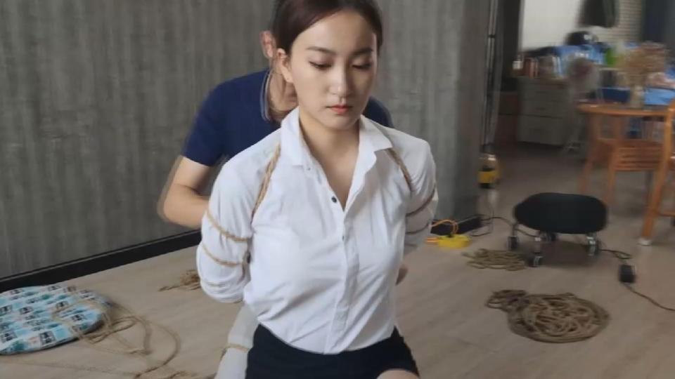 两个被反扭的美女 唯美之家拍摄的反扭题材，有喜欢反扭的朋友们不要错过，因为度云和谐厉害，有什么问题请与唯美客服qq2700538972  沟通解决<span style='color:#b0b0b0;'>[隐藏文字，购买后可见]</span>