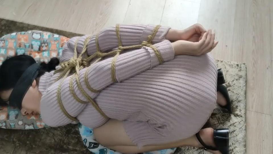 再扭两个美女 唯美之家拍摄的反扭题材，有喜欢反扭的朋友们不要错过，因为度云和谐厉害，有什么问题请与唯美客服qq2700538972  沟通解决<span style='color:#b0b0b0;'>[隐藏文字，购买后可见]</span>