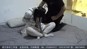 【雨涵工作室】白丝洛丽塔 可爱双马尾 不由分说居然一开始就盘腿绑起我 欺负我 【雨涵工作室】交流QQ：2631394119，定拍定文原味都可以找我~找我~谢谢大家！今天一来就把我盘腿绑了，老哥还一直问我：你错了没有，错了没有？我靠我做了什么？你要这样惩罚我，我没错啊。争论的结果就是被绑得更紧，欺负得更惨！！最后老哥问我，厕所真的不是你拉堵的？靠！靠！靠！！居然用这种卑劣的问题来绑我！！气死我了，可是，我拿他一点办法没有！他一直在各种欺负我，挠我！！