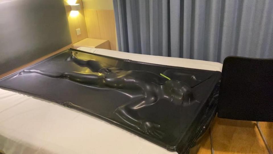 真空床拘束  真空床拘束+双AV棒顶住强制高 出了一次不停立刻震出第二次 沈阳小哥来体验真空床，体力非常好在床里一直挣扎，双AV棒顶住DD疯狂震动 在黑胶床里体验着被强制[不可描述]。<span style='color:#b0b0b0;'>[隐藏文字，购买后可见]</span><br>qq；2946045390<br>京津冀地区有喜欢真空床 真空柜子 绳缚 木乃伊全包的 可以加我交流