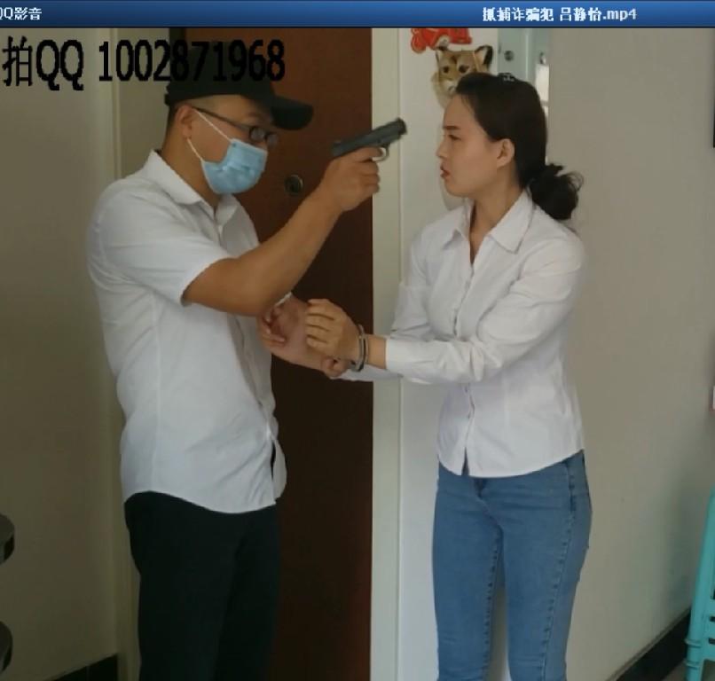 抓捕诈骗犯 吕静怡 片长13分钟，1080p全高清拍摄。大致情节如下《人物背景：<br>姓名：吕静怡，年龄：21，大二学生，因犯诈骗罪被逮捕，白色衬衫，蓝色牛仔裤，帆布鞋，白棉袜。<br><br>具体剧情：<br>吕静怡光脚穿着拖鞋在家，打电话进行诈骗，诈骗完了之后，她自言自语说：今天又完成一单，可以去放松放松了，然后准备出门，突然有人敲门，这时候她只穿好了一只袜子，然后她就一只脚穿着袜子，一只脚光着去开门了。开门后，门外是警察，警察对她说，你因为诈骗被逮捕了，给她带上了手铐，准备带她走，这时候她问警察说：我能把那只袜子和鞋子穿上吗，警察说：可以。然后她穿上了袜子被带上脚镣跟警察走了。<br><br>随后他们来到了看守所，警察让吕静怡靠墙站好，开始搜身，最后让她脱掉鞋子和袜子，并且让她一只手拿着一只袜子抖一抖。最后让她穿好袜子，然后跟她说：看守所不允许穿鞋，只能穿着袜子，并且还不允许洗袜子换袜子，睡觉的时候也不能脱袜子，当警官叫你时，要答到，警官跟你说完话后，要说是警官。然后吕静怡说：是警官，我明白了。<br>然后警官给她关到了监室里。<br><br>一周以后，吕静怡坐在床上，警官喊吕静怡，吕静怡答到，然后出来了，警官让她靠墙站好，然后问她：最近反省得咋样啊，吕静怡说：已经认识到自己的罪过了，然后警官又问：那你袜子穿多久了，吕静怡说：已经穿了一周了，从进来到现在没换过也没脱过，警官说：好，那你现在把袜子脱了，自己闻闻，然后吕静怡说：能不能不闻啊，有点臭。 然后警官说：如果你不闻，我就说你没好好反省，到时候法院给你重判。这时候吕静说：我闻，马上就闻，然后自己脱掉了袜子，放在了嘴前面，闻了闻。然后警官让她穿上了袜子，把她又带回了监室....》本片为一往情深绳艺工作室定拍作品，版权所有，定拍咨询qq1002871968 欢迎定拍咨询交流。“网盘文件为压缩包，统一解压密码ywqs”<br>
