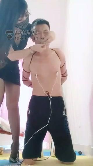 【魅影女神】捆绑丝袜堵嘴电击强制rush鞭打虐舔脚 【魅影女神】捆绑丝袜堵嘴电击强制rush鞭打虐舔脚<br>创作;【魅影女神】原创作品<br><span style='color:#b0b0b0;'>[隐藏文字，购买后可见]</span><br>描述：捆绑丝袜堵嘴电击强制rush鞭打虐舔脚
