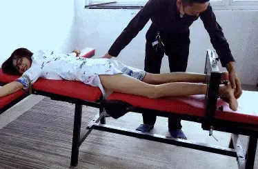 【樱束原创】《学生对老师的惩罚》学生考试时因老师穿的高开叉旗袍紫色内裤太性感，老是分神导致考试成绩考得很差，所以打算把老师骗来家中接受自己的“惩罚”······ 樱束推出包月尊贵VIP，加入立即获得60部影片，并且每日新片同步更新免费看，感谢您的赞助，季度会员更有9折优惠，详情请咨询客服<br>剧情简介：为了让自己的学生在考试中取得好成绩，考试当天家教老师特意换上了高开叉的旗袍和紫色的丁字裤，寓意“旗开得胜”和“紫腚（指定）能行”。没想到因为考试当天因为学生们对这个形象的想入非非，导致自己的学生反而没有考好。愤怒之下的学生决定让老师接受自己的“惩罚”……丝袜挠脚心＋刺轮疯狂滚刺＋板子/戒尺死劲的拍打屁股和大腿直至青紫＋电棍电击＋原味内内塞嘴＋笑声和惨叫声不止<br><br>樱束服务内容：私人订制剧情 专属剧情订拍 现实约拍  全国飞业务  统一解压密码：ysyc6672或qq2156176672<br>樱束联系方式：QQ2156176672     VIP专属客服微信号：yingshuyc（VIP专属客服微信，终年无休）<br><br><br><br><br>视频格式：MP4<br>分辨率：1080P<br>时长：46分钟<br>大小：2.3G