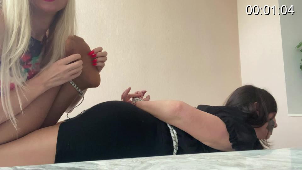 Nylon Feet Tickle Goddess Nika is tickling with long nails her slave's feet in pantyhose.<br><br><span style='color:#b0b0b0;'>[隐藏文字，购买后可见]</span>