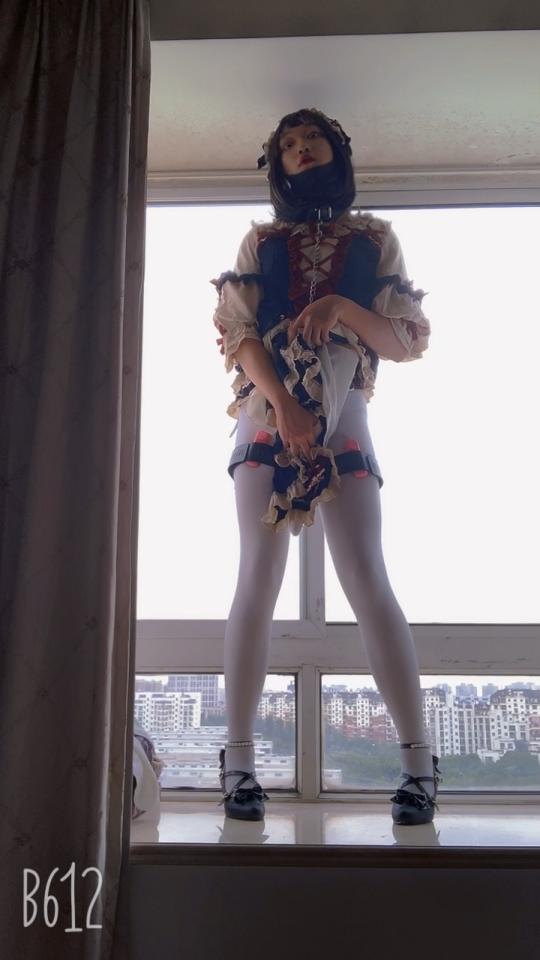 【saber大小姐/白雪姬】阳台的白丝lo裙自缚露出，龟甲缚/马具口球/定时锁 马具口球带上瘾了，这次也是带了一腿的装备，绑好了龟甲缚，裙子底下真是什么秘密都有呢。TD一开就感觉好舒服，想给楼对外的邻居朋友们看看我骚骚的样子，在窗台上疯狂对外发骚，好舒服，要是有个人来敲门调教我就好了。定时锁真是把我逼疯了，都拍完了本来准备再自己玩半小时就好了，结果手铐带到后面之后看不见定时的时间，硬是锁了我1个半小时，还戴着马具口球，绝望死了，一直在床上流口水，两条腿也被绑的超紧。真的，我太佩服我以前绑好自己睡觉了，不过戴着口球是挺难的，那个ZDB还有事没事开一下。但是你别说，我太喜欢这个定时锁了，以前GC完了之后就立马解开绳子镣铐什么的，现在一直GC一直爽，下次试试点外卖，有没有想口我的小哥。