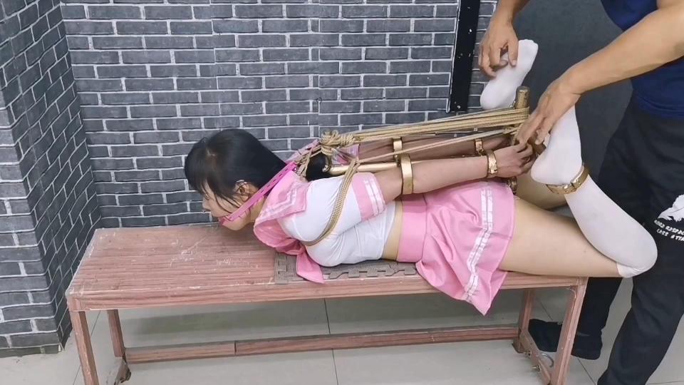 HD飞天原创：静依手铐苏秦背剑式能轻松地前后反转，却被k9架折磨的到gc至失jin...... 静依柔忍性很好，苏秦背剑手铐式能轻松地前后反转，但被k9架禁锢后，却无法动弹，任主人宰割，经不起长时间tk拍打，玩具的折磨，瞬间进入gc失jin状态......<br>想定拍的老铁们请加qq272728243