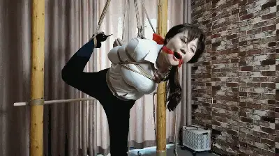 紫依 白衬西裤 极限单腿吊转圈 束缘阁 紫依 单腿吊 站立不稳 转圈  定拍  QQ 63111044<br>不要用手机下载 用电脑下载完成之后解压  解压密码 ：随心