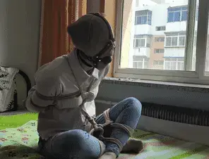 玩奴原创之灵芸姐姐崩溃到极点的疯狂挣扎嚎叫，超大口球狂赌深渊，交流购约绑教程请加805351328。 解压密码<span style='color:#b0b0b0;'>[隐藏文字，购买后可见]</span>感谢各位的支持！今天带来的是灵芸小姐姐的脱缚实验意外。原本的拍摄内容是绑一个高手海老缚，戴上超大黑色口球加鼻钩。让她自己脱缚，如果能挣开的话准备给点奖励，<br>顺便测试一下博主的捆绑技术，结果可能天气比较热屋子很闷，突然间小姐姐就崩溃了，开始疯狂挣扎并且向我求救！呜呜的声音带着哭腔。不过博主还是选择了让子弹飞一会儿，于是有了此片！<br>建议大家观看15秒的试看有惊喜！<br>另外为了方便各位同好约绑，博主最近推出了一个非常详细的约绑教程。里面有非常详细的从零基础开始教大家如何认识妹子，如何与妹子沟通等等。非常的实用，有兴趣的各位同好加805351328咨询。<br>下载操作：<br>1、电脑下载<br>2、解压<br>3、将压缩包内rar文件名后缀修改为mp4。<br>目前博主已经出了五个系列，分别是绝对真实调教系列，真实约拍系列，口水囚徒系列，紧缚实验室系列以及新出的美人小舔犬系列都非常精彩，各种元素满满，希望各位同好多多支持！<br>推特可以关注024玩奴原创。<br><br>