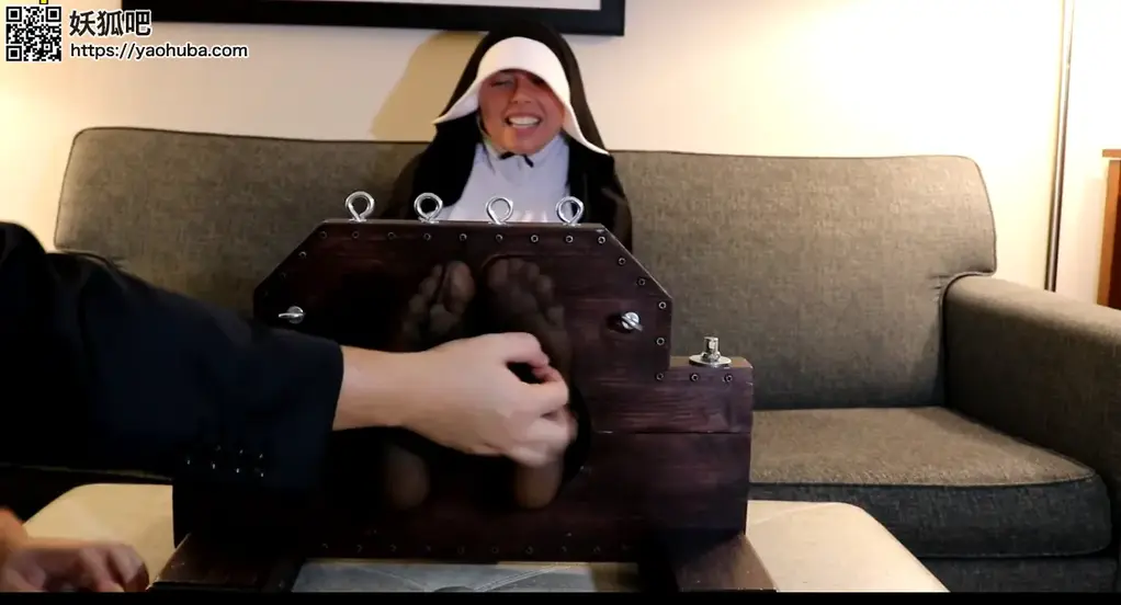 THE PENANCE OF STEP-SISTER ELLE - CUSTOM VIDEO - (FOOT TICKLING &amp; ORGASM) NOTE:  This clip contains:  Nun/Priest roleplay, nylon foot tickling, barefoot tickling & orgasm.<br><br>This was a custom clip that the buyer was more than happy to let me post for all of you to enjoy.  Thanks to customer Donnie!  <br><br>This customer wanted to see prolonged foot tickling and if it let to a genuine reaction of wanting it to stop...I'm happy to say it did!   Towards the end of the foot tickling you see Elle being to struggle with the ticklish sensations and even try to get my attention that it's too much without breaking character (she's a real trooper!)<br><br>***************************************************<br><br>Step-Sister Elle comes to her priest to confess that she is having immoral thoughts and dreams.  She wants to know what she has to do in order to have these lurid thoughts go away and asks for forgiveness.<br><br>The priest informs her that these thoughts are a serious sin and could lead to her being excommunicated from the church.  A simple penance of "Hail Mary's" isn't enough for this type of offence.  They must take drastic measures for her to show how sorry she is and to be forgiven in the eyes of god.<br><br>The priest locks Step-Sister Elle in the church stocks and removes her shoes.  He tickles her black nyon clad feet shocking our poor innocent Step-Sister into unrestrained laughter.  The priest pays no attention to her laughing and continues his tickling to punish Step-Sister Elle for her immoral thoughts.<br><br>Soon her stockings are ripped away exposing her young, soft soles and the tickling punishment continues.  Step-Sister Elle laughs and struggles in her restraints.  She's never been touched like this before!  The priest continues this punishment until he feels Step-Sister Elle is truly sorry.  <br><br>He then proceeds to tell Step-Sister Elle there is one last step to wash away all her immoral thoughts.   He orders her to spread her legs, close her eyes and to think about all the sinful things that run through her mind.  As she does this he applies a vibrator to her.  Step-Sister Elle is soon overcome with the thoughts and physical sensations and spasms to an eye rolling orgasm.  <br><br>Only then are all her sins forgiven.<span style='color:#b0b0b0;'>[隐藏文字，购买后可见]</span>