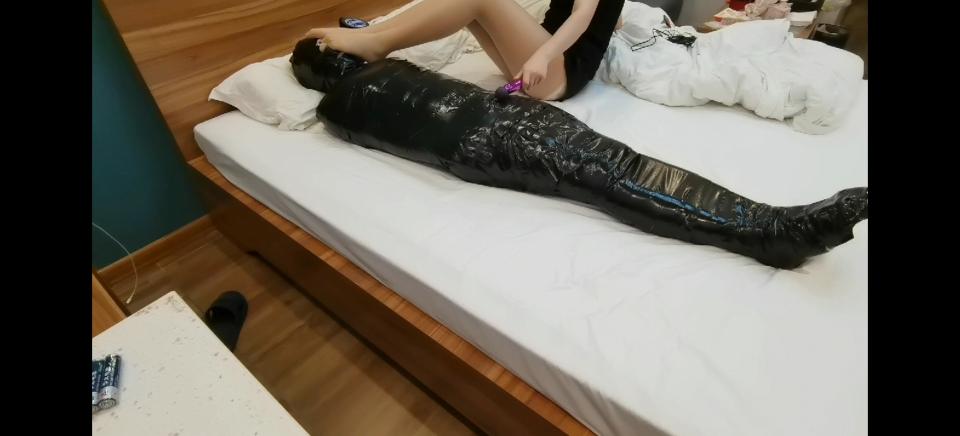 气味系调教丝袜堵嘴棉袜高跟鞋捂脸电击加木乃伊捆绑强制gc 今天又被我家女王大人进行了气味系调教，先是手脚被绑起来，强制舔脚之后嘴里塞进刚脱下的丝袜，又捂上了穿了好久的棉袜，大夏天的味道真的很足很冲，感觉身处地狱，腿上胸上还被贴了电击片，下面还被震动榨汁。我家女王大人感觉并不满足又把我捆成了木乃伊[不可描述]踩脸闻脚，继续强制gc进行榨汁，颜面骑乘 <br>有兴趣交流可以加q1716273314