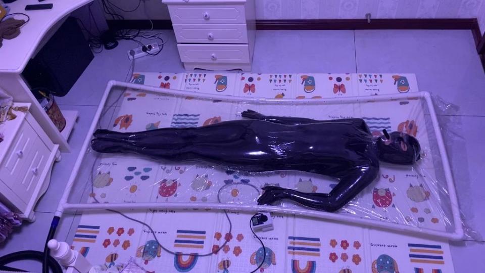 透明真空床自缚和PE材质和乳胶不一样的感觉 紧紧紧 头皮都抽起来 视频最后有自缚失控脱缚的技巧  天天玩乳胶床冷落了我的透明真空床，今天玩一把PE真空床自缚，先在里面体验真空床的束缚 后准备上AV棒开始强制榨精 结果正好定时电源到关的时候（我设定的是开15分钟关1分钟） 在吸尘器关闭的时候被AV棒震的太爽 手离开了控制器 然后定时器开启了 吸尘器太快瞬间就抽完了空气 结果就玩脱了 被疯狂榨精15分钟 想关掉AV棒关不掉 吸尘器开关也碰不到 家里也没有人  还好后面凭借经验碰到了开关 但是也是被榨了将近10分钟。<br>【招 聘】天津及附近地区兼职女绳模，待遇优厚，工作时间灵活。<br>作者;黑魔法师<br>qq；2946045390<br>京津冀地区有喜欢真空床 真空柜子 木乃伊全包的 可以加我交流 体验