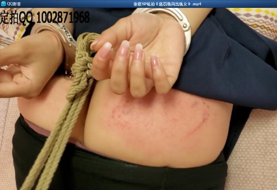 重度SP私拍《惩罚教育出轨女》 片长22分钟，1080p全高清拍摄。男主发现妻子最近行为诡异，每天早出晚归，对自己不理不睬毫无兴趣，并且时不时发脾气，男主最终发现妻子出轨的微信聊天铁证，苦口婆心劝妻子回心转意无果，气急败坏的男主忍无可忍，将妻子驷马紧捆，决定“家法”惩处....皮鞭，戒尺，木板，sp树脂棒，超长玻璃尺等等，打的贱妇皮开肉绽，让她1个月下不来床.....本片为一往情深绳艺工作室定拍作品，版权所有，定拍咨询qq1002871968 欢迎定拍咨询交流。“网盘文件为压缩包，统一解压密码ywqs”