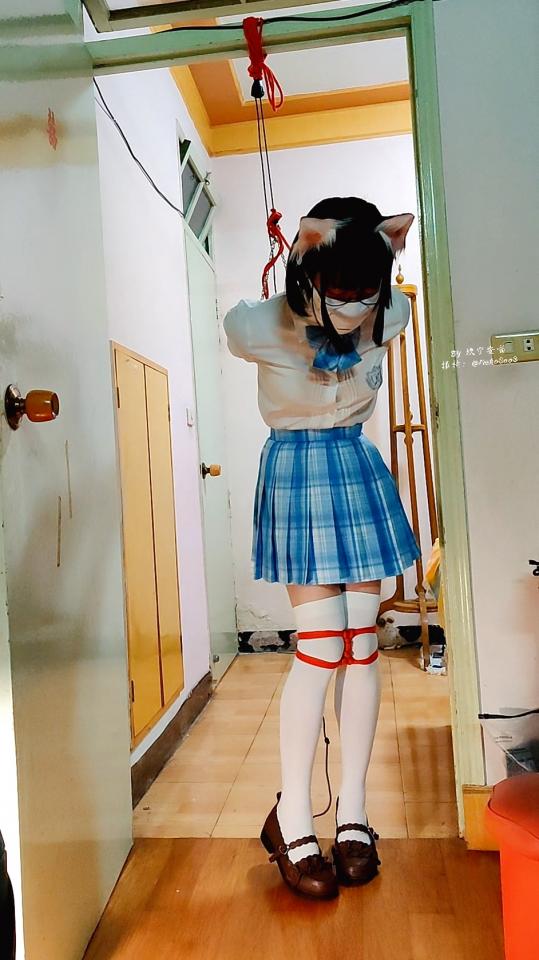 [坎喵]白丝JK后手直臂踮脚吊缚 Rua！这里是坎喵，是个努力想要变可爱的男孩子~<br>好久不见喵！前段时间搬家了，在新家仔细物色了一番后，又发现了个能用的吊点，果断用一用！<br>依旧是传统艺能自缚吊缚，这回尝试了下后手直臂，将手铐挂在收紧器上，同时用绳子做一个收紧绳[不可描述]在手肘上，先穿过项圈上的环，再固定到收紧器上，这样只要收紧器向上收紧，手套就会把手肘向上方收紧，就会难以解开（也为之后留下了伏笔orz）~<br>因为项圈也连着吊绳的缘故，拉紧之后会呈现出手臂向后被抬起，身体被迫向前倾，但是前倾项圈又会勒着脖子的尴尬境地，只能被迫踮脚缓解ww<br>然后再加上训练器，手腕用定时锁铐住~~我折磨我自己<br>最后实在支撑不住了，完事了之后继续被训练器折磨，同时只能踮着脚祈祷定时锁快点打开~<br>但是最尴尬的是定时锁解开之后因为手肘的绳套被拉紧了，手臂一时半会抽不出来，又让我折磨了好一会orz<br>前6分钟为吊起过程<br>网盘传源文件会挂，所以传了压缩包，如果可以尽量用林子的保管库下载吧<br>另外推特和林子同名，ID @NekoSao3，会不定时更新瑟图和小视频，欢迎关注~<br><span style='color:#b0b0b0;'>[隐藏文字，购买后可见]</span>