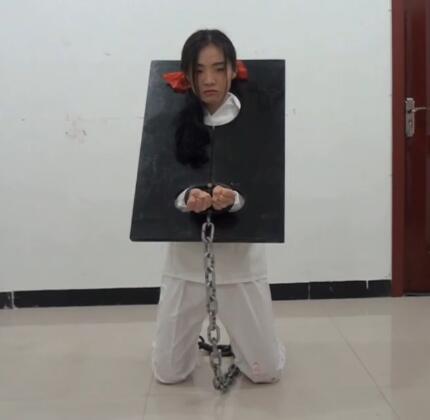雅俗阁 罚~雅丽 工作室：雅俗阁<br>模特：雅丽<br>介绍：雅丽古装戴枷、镣铐，旗袍五花捆绑，现代服装悬吊捆绑等<br><span style='color:#b0b0b0;'>[隐藏文字，购买后可见]</span>