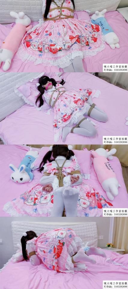【嗷大喵工作室】-《萝莉遇险记》第十三集-先被日式紧缚放置一分钟展示+蟹缚折腿捆躺着放置+棒棒刺激gc+口球+M开腿刺激+驷马放置并挠脚脚+棒棒折磨+四肢爬行人形犬+裙下棒棒震动+坐着卖萌等等 【嗷大喵工作室】-《萝莉遇险记》第十三集-先被日式紧缚放置一分钟展示 蟹缚折腿捆躺着放置 棒棒刺激gc 口球 M开腿刺激 驷马放置并挠脚脚 棒棒折磨 四肢爬行人形犬 裙下棒棒震动 坐着卖萌等等<br>拍摄：嗷大喵工作室<br>出镜：柯柯<br>开头一分半钟为展示视频，别惊讶！<br>嗷大喵工作室长期招聘女绳模或者M<br>有兴趣的朋友也可以提供服装给工作室以便于视频拍摄<br>有兴趣的联系定拍<br>嗷大喵工作室<br>定拍qq：3163282696<br>视频尺寸：1920*1080