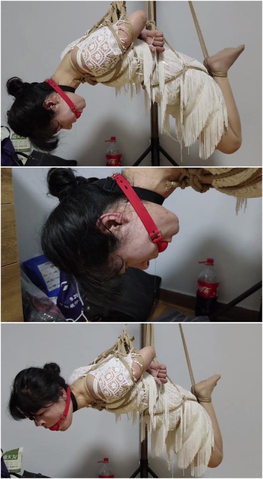 玩奴之菁菁的硬核吊缚驷马，大口球堵嘴，口水倒流，tksp，交流购约绑教程请加805351328。 解压密码<span style='color:#b0b0b0;'>[隐藏文字，购买后可见]</span>感谢各位观众的支持！本次带来的是菁菁小姐姐的吊缚驷马，戴上大口球和鼻钩，荡秋千，接着tk挠痒加sp刺激，口水，无助痛苦的姿势，小姐姐发出难受的呜呜声，敬请各位同好欣赏！<br>另外为了方便各位同好约绑，博主最近推出了一个非常详细的约绑教程。里面有非常详细的从零基础开始教大家如何认识妹子，如何与妹子沟通等等。非常的实用，有兴趣的各位同好加805351328咨询。<br>下载操作：<br>1、电脑下载<br>2、解压<br>3、将压缩包内rar文件名后缀修改为mp4。<br>目前博主已经出了五个系列，分别是绝对真实调教系列，真实约拍系列，口水囚徒系列，紧缚实验室系列以及新出的美人小舔犬系列都非常精彩，各种元素满满，希望各位同好多多支持！<br>推特可以关注024玩奴原创。<br>